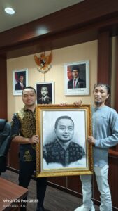 Ketua DPRD Tebo Khalis Mustiko Terima Lukisan Potret Wajah nya dari Pelukis Lokal