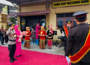 Kedatangan AKBP Arya Tesa Brahmana di Polres Kerinci Disambut Tarian dan Tradisi Pedang Pora