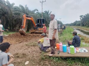 Kades Bersama Warga Desa Sungai Jeruk Lakukan Gotong Royong Diruas Jalan Lintas Menuju Kabupaten