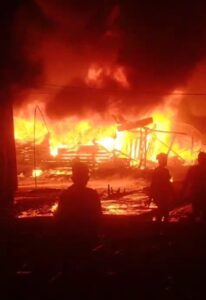 Kebakaran Hebat di Sungai Itik, 15 Rumah Hangus dan Satu Korban Jiwa Ditemukan