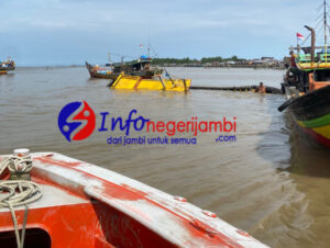 dihantam Ombak, Kapal Nelayan Terbalik