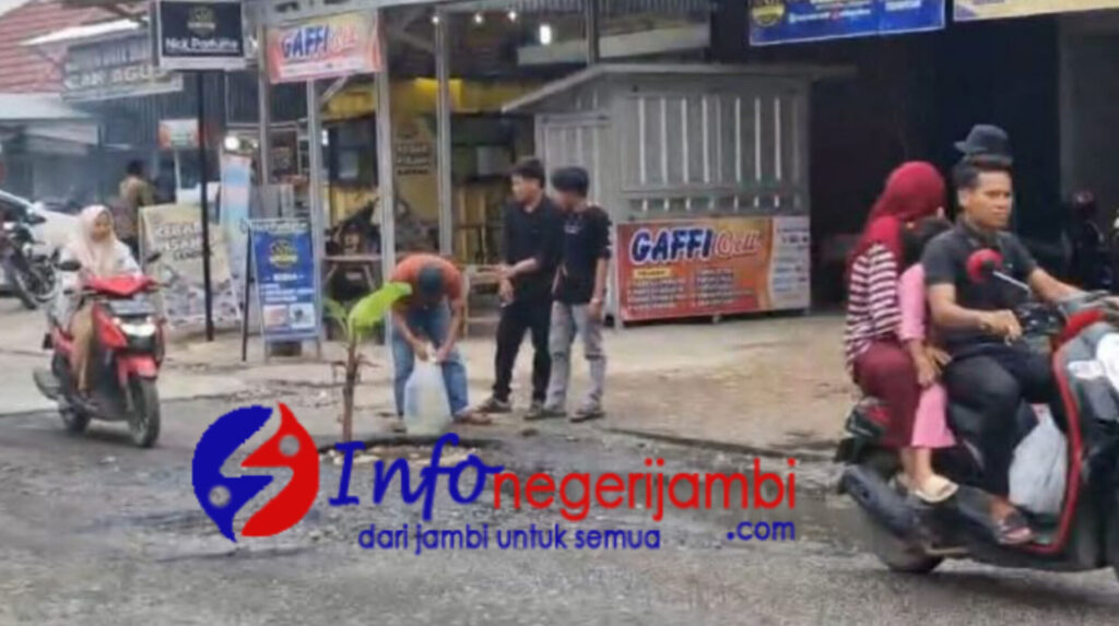 FAPMMR Tanam Pohon Pisang dan Tebar Ikan di Jalan Rangkayo Hitam Bangko, Ada Apa..???
