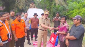 Pemda Salurkan Bantuan Logistik Untuk Warga Korban Banjir di Desa Kunangan