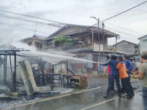 Musibah Kebakaran di kelurahan Tungkal Harapan Sebanyak 3Rumah Rusak Parah dan Satu Rusak Ringan