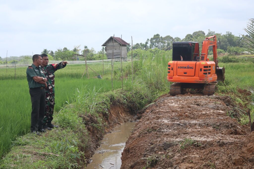 Dukung Ketahanan Pangan Nasional Kodim 0416/Bute Bangun Sodetan Saluran Air