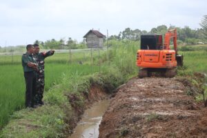 Dukung Ketahanan Pangan Nasional Kodim 0416/Bute Bangun Sodetan Saluran Air