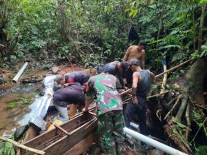 Kodim 0416/Bute Bangun Saluran Air Bersih untuk Ponpes Babul Muarif dan Warga Desa Timbolasi