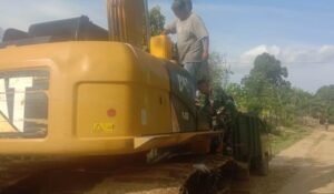 Satgas TMMD Ke 123 Kodim 0416/Bute Bantu isi BBM Alat Berat