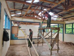 Satgas TMMD Ke-123 Kodim 0416/Bute Lanjutkan Pemasangan Reng Plafon MI Nurul Falah