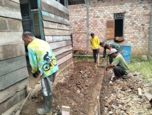 Warga Desa Malako Intan Bergotong Royong Bantu Satgas TMMD Ke-123 Kodim 0416/Bute  membuat Galian Pondasi