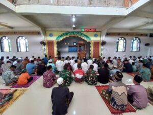 Satgas TMMD Ke 123 Kodim 0416/Bute Berbaur Bersama Warga Tunaikan Sholat Jumat