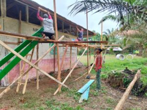 Semangat Gotong-Royong, Warga Antusias Bantu Satgas TMMD Ke-123 Kodim 0416/Bute melakukan pemasangan lisplang Madrasah
