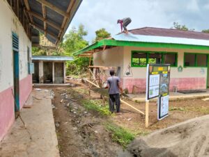 Satgas TMMD KE-123 Kodim 0416/Bute Bersama Warga Mulai Garap Pemasangan Atap MI Nurul Falah