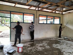 Warga Antusias membantu Satgas TMMD Ke-123 Kodim 0416/Bute melaksanakan pengecatan MI Nurul Falah