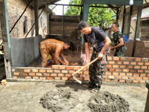 Kaur Umum Desa Malako Intan Turut Bantu Rehabilitasi RTLH Bersama Satgas TMMD