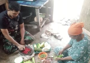 Anggota Satgas TMMD Ke-123 Kodim 0416/Bute Bantu Memasak di Rumah Warga