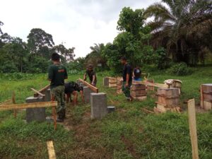 Satgas TMMD Ke-123 Bersama Warga Bangun Kandang Kambing di Desa Teluk Kuali