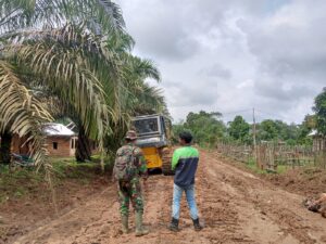 Bulldozer Mulai Meratakan Jalan Usaha Tani di Desa Malako Intan dalam TMMD Ke-123