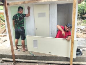 Satgas TMMD Ke-123 Pasang Pintu MCK di Madrasah Ibtidaiyah Nurul Falah