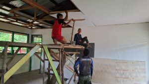 Satgas TMMD Ke-123 Kodim 0416/Bute Lanjutkan Pemasangan Plafon MI Nurul Falah