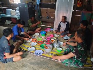 Satgas TMMD Ke-123 Kodim 0416/Bute Makan Siang Bersama Orang Tua Asuh