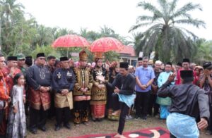 Kapolres Merangin AKBP Roni Syahendra Dianugerahi Penyematan Gelar Kehormatan Adat Dari Masyarakat Nalo Tantan