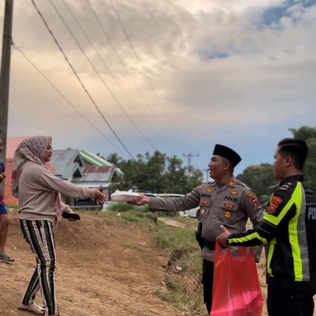 Berkah Ramadan, Kapolsek VII Koto Bersama Personel Berbagi Takjil untuk Masyarakat
