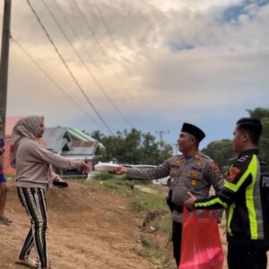 Berkah Ramadan, Kapolsek VII Koto Bersama Personel Berbagi Takjil untuk Masyarakat