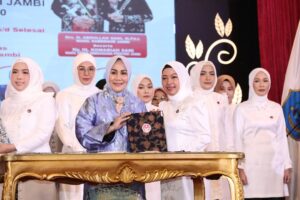 Ibu Ketua Tim Penggerak PKK Kabupaten Tebo Hadiri Pelantikan di Jambi