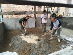 Meski Berpuasa Anggota Satgas TMMD Kodim 0416/Bute Tetap Semangat Rampungkan Pembangunan RTLH