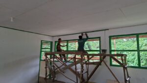 Satgas TMMD Ke-123 Kodim 0416/Bute Laksanakan Pengerjaan Pemasangan lis plafon MI Nurul Falah
