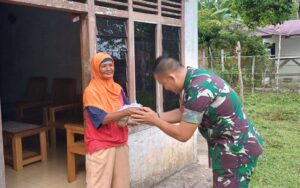 Berbagi Takjil, Bentuk Kepedulian Sosial Satgas TMMD Ke-123 Kodim 0416/Bute ke Warga