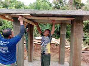 Penuh Semangat, Satgas TMMD Ke-123 Kodim 0416/Bute Membuka Papan Mal MCK yang Sudah di Cor