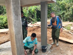 Satgas TMMD Ke-123 Kodim 0416/Bute Melanjutkan Pengerjaan plasteran Tiang Tower Air di MI Nurul Falah