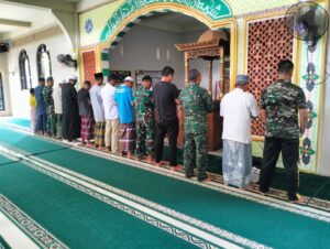 Kebersamaan Satgas TMMD dan Warga dalam Ibadah Shalat Dzuhur