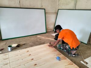 Peduli Pendidikan, Satgas TMMD Ke-123 Kodim 0416/Bute Buatkan Fasilitas Whiteboard Untuk Menunjang Kegiatan Madrasah