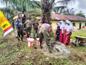 Keceriaan Anak Anak SD Saat Bertemu Dengan Satgas TMMD