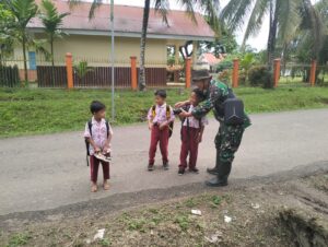Pendim 0416/Bute Kenalkan Fotografi kepada Anak-anak di Lokasi TMMD