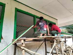 Satgas TMMD ke-123 Kodim 0416/Bute Laksanakan Pemasangan Kawat Jendela Madrasah Ibtidaiyah