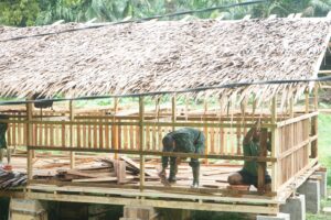 Satgas TMMD Ke-123 Kodim 0416/Bute Pasang Dinding Kandang Kambing