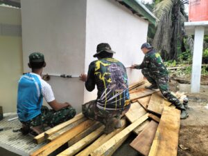 Satgas TMMD Ke-123 Kodim 0416/Bute Pasang Pipa Instalasi MCK MI Nurul Falah