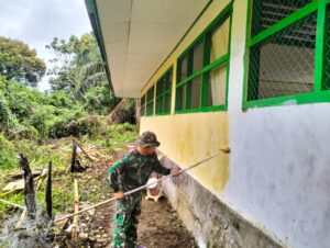 Satgas TMMD Ke-123 Kodim 0416/Bute Cat Dinding Luar MI Nurul Falah