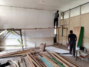 Satgas TMMD Ke-123 Kodim 0416/Bute Bersama Warga Mulai Pasang Dinding Pembatas Kelas MI Nurul Falah