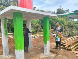 Satgas TMMD Ke-123 Kodim 0416/Bute Mulai Cat Dinding MCK MI Nurul Falah