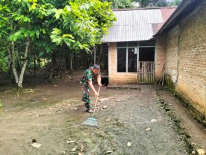 Satgas TMMD Ke-123 Kodim 0416/Bute Bersihkan Pekarangan Rumah Orang Tua Asuh
