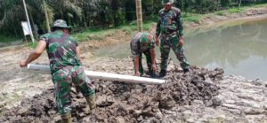 Anggota Satgas TMMD Ke-123 Kodim 0416/Bute Pasang Pipa Kolam Ikan