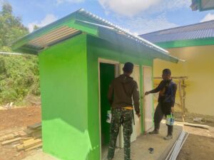 Capai Tahap Pengecatan MCK MI Nurul Falah, Satgas TMMD Ke-123 Kodim 0416/Bute Semangat Menyelesaikan