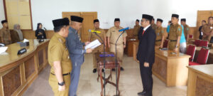 Bupati Tebo Agus Rubiyanto didampingi Wakil Bupati Tebo Nazar Efendi melantik Dewan Pengawas Perumda Tirta Muaro
