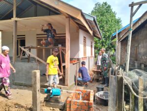 Lanjutkan Pekerjaan Fisik, Satgas TMMD Ke-123 Kodim 0416/Bute Plester Dinding RTLH Milik Hendri