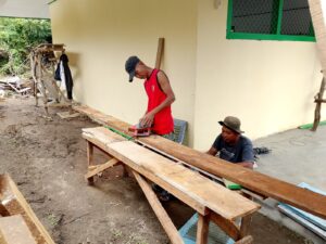 Satgas TMMD Ke-123 Kodim 0416/Bute dan Warga Goro Bikin Pintu Ruang Kelas MI Nurul Falah